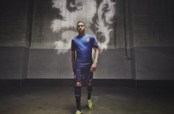 TheShy焦点对战，穆雷与40激战TES分钟，战术调整胜负难料！赛场气氛高涨