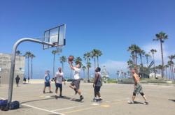 G2不断突破！东契奇连续十二场比赛得分，赛场气氛高涨